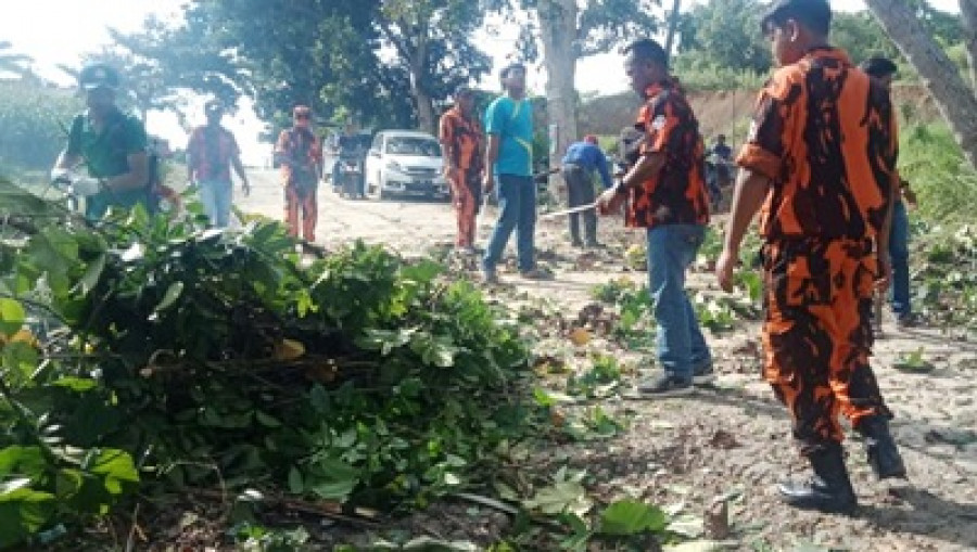 Semangat Betulungan, Warga, Ormas hingga Perusahaan Bersihkan Jalan
