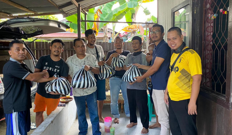 Komunitas Agen Travel Kukar Bagikan Puluhan Paket Sembako untuk Warga Terdampak Pandemi Covid-19