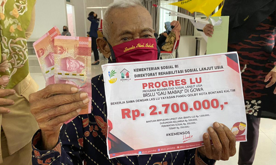kakek Sai bahagia menerima bantuan sebesar Rp2,7 juta dari Kementerian Sosial RI, melalui yayasan Pandu Qolby, 4 Mei 2020, di Pendopo Rumjab Bontang. ( Foto: Cholisoh/korankaltimcom)