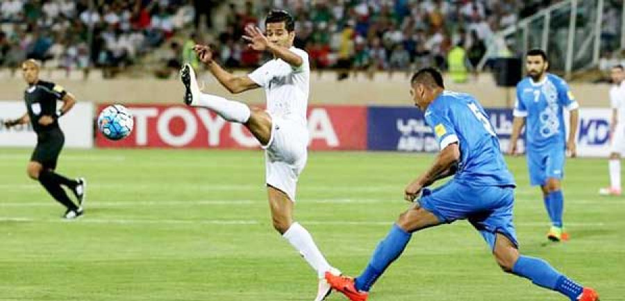 SUDAH BEBAS: Sempat terkena hukuman seumur hidup, Masoud Shojaei (kiri) tetap masuk skuat Iran di Piala Dunia 2018. ( dailymail )