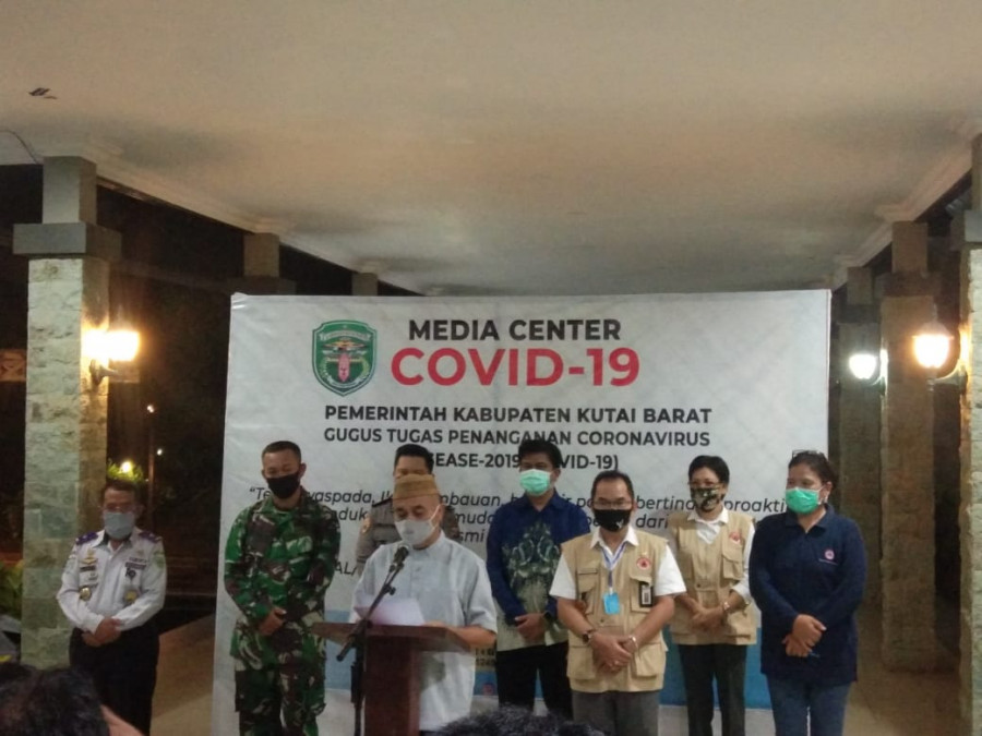 Wakil Bupati Kubar, Edyanto Arkan saat menyampaikan kasus yang terkonfirmasi positif dari hasil PCR di wilayah Kubar. (handayan/korankaltim.com)