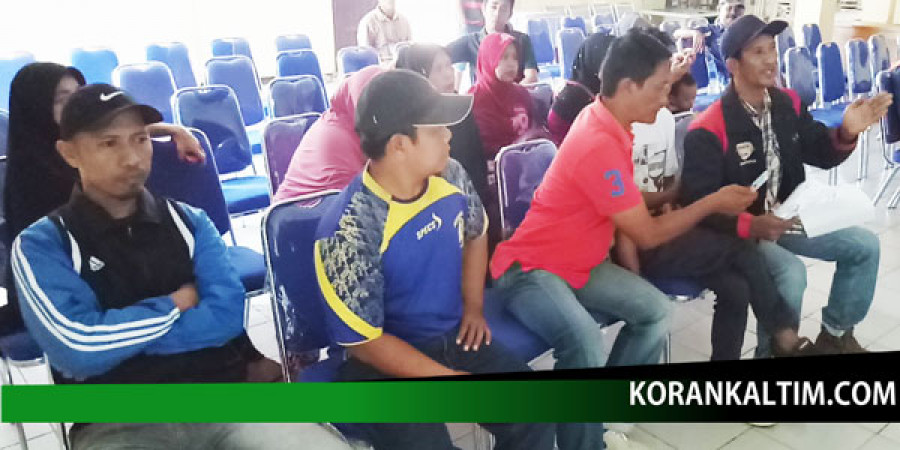 WARGA saat berada di kantor Lurah, Kamis (25/1)(Foto: YUD/KK )