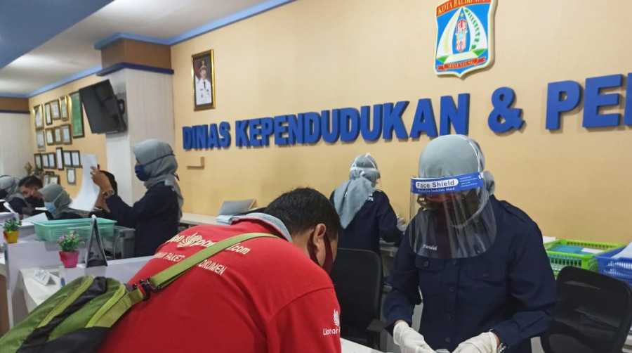 Pelayanan Administrasi Kependudukan di Disdukcapil Balikpapan menerapkan protokol kesehatan dan mengedepankan sistem daring atau online. ( Foto: Hendra/korankaltimcom)