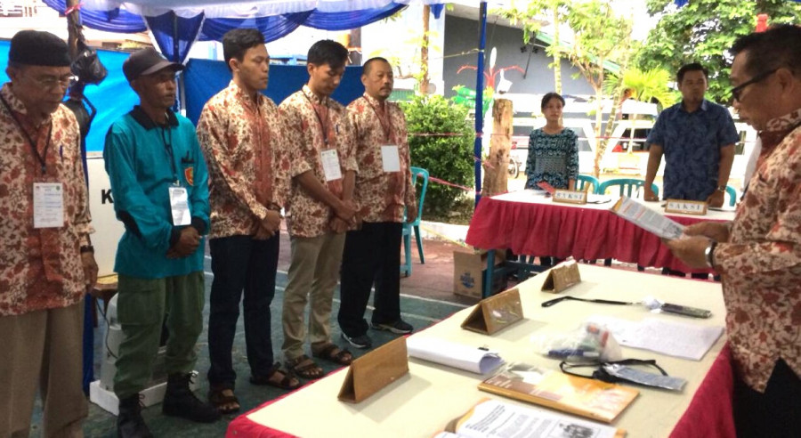 Sebelum Mulai Pencoblosan Anggota KPPS dan Linmas Disumpah
