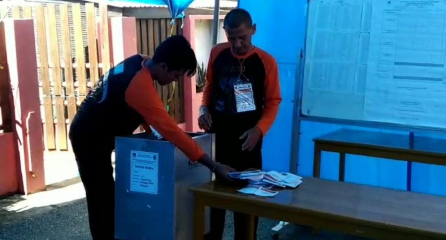 Petugas KPPS mengeluarkan surat suara dalam kotak sebelum dilakukan perhitungan di TPS 12 Sepinggan Raya. Pasangan Sofyan Hasdam-Rizal Effendi kalah tipis dari Rusmadi-Safaruddin di TPS ini. (Hendra/Koran Kaltim)