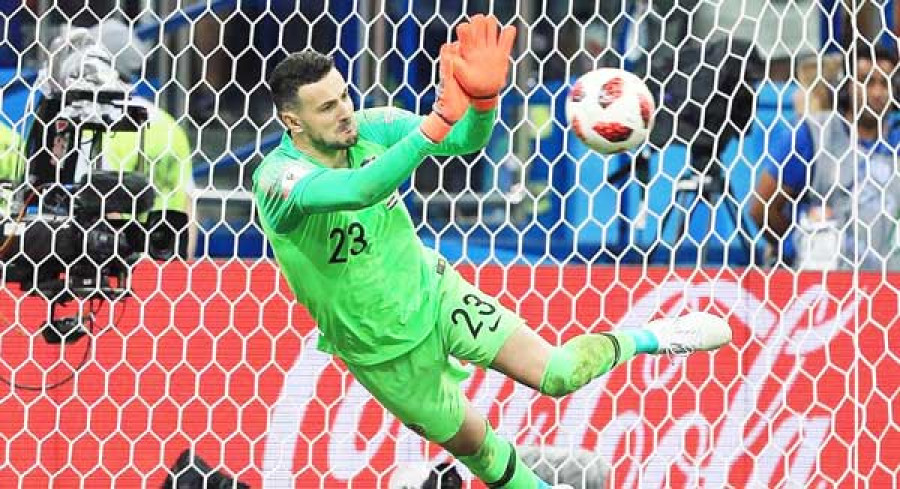 Kiper Kroasia Danijel Subasic menahan tiga eksekutor penalty pemain Denmark untuk mengantarkan negaranya lolos ke perempatfinal