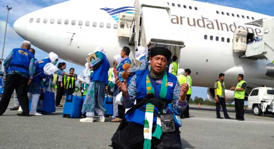 SEMOGA MABRUR: Seorang jemaah haji langsung sujud syukur setelah menapakkan kaki di tanah air, Jumat (7/9). Kepulangan kloter pertama kemarin membawa 454 jemaah. ( hendra / korankaltim )