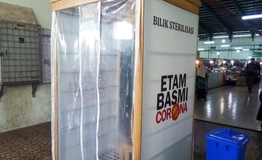 Pasar menyiapkan bilik disinfektan guna mensterilkan pengunjung pasar yang ingin berbelanja. ( Foto: Heri/korankaltimcom)