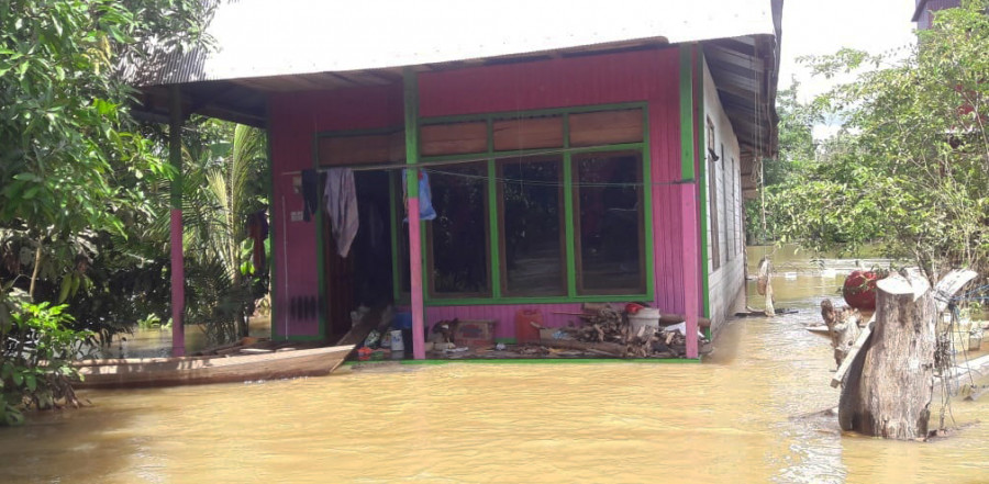Salah satu rumah warga yang mulai tergenang air akibat luapan air Sungai Mahakam yang terus meningkat beberapa hari terakhir. ( Foto: Istimewa )