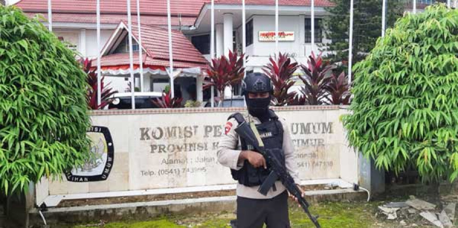 Personel kepolisian melakukan pengamanan di Kantor KPU Kaltim, Jalan Basuki Rahmat, Samarinda