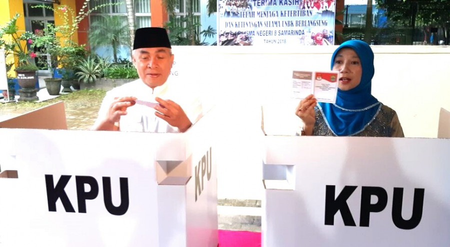 Hujan Rintik, Isran Noor Jalan Kaki Datangi TPS