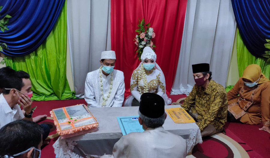 Salah satu pasangan saat akad nikah di KUA Samarinda Ulu, Jumat (12/6) kemarin. ( Foto: Ela/korankaltimcom)