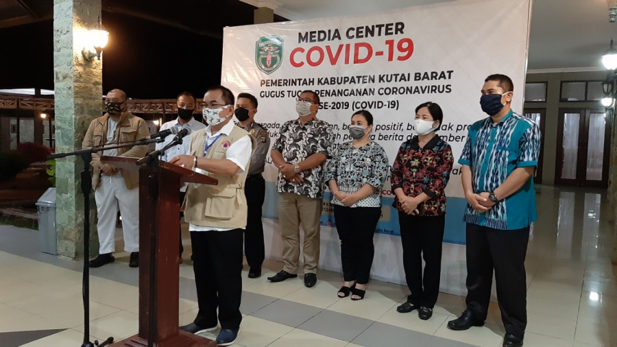 Sekda Kubar Yacob Tullur menyampaikan perkembangan penanganan Covid-19 di Posko Media Center Covid-19. (Foto: Istimewa/KoranKaltim.Com)