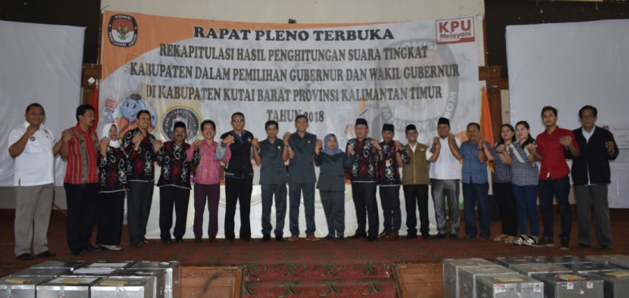 Komisioner KPU Kaltim, Syamsul Hadi (tujuh kiri) saat meninjau rapat pleno rekapitulasi perhitungan suara di KPU Kubar.