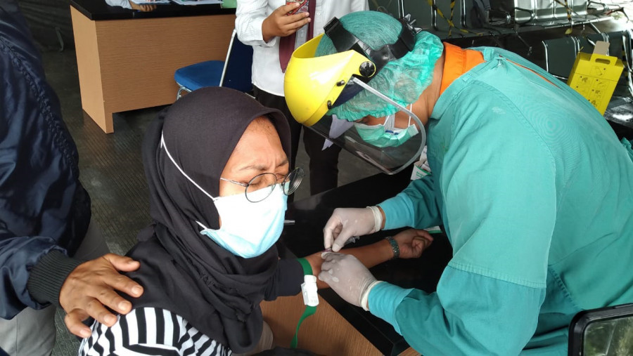 Awak media mengikuti rapid test di RSUD Beriman. Direncanakan hari ini imam dan pendeta mengikuti tes serupa. ( Foto: Hendra/korankaltimcom)