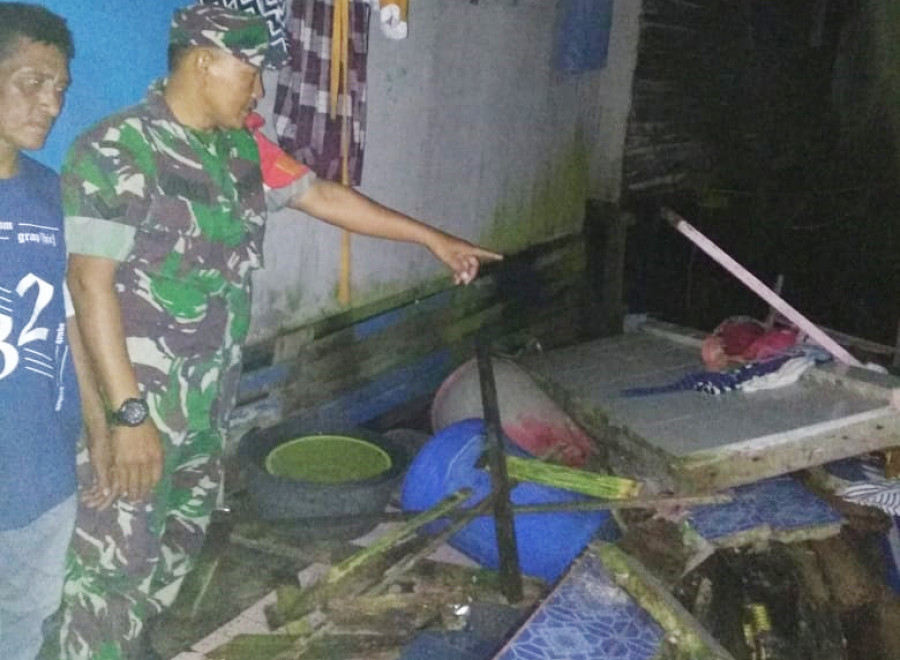 Bayi 2 Tahun Tertimpa Rumah Roboh di Klandasan Ulu