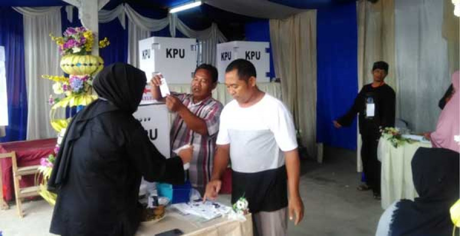 SUASANA pemungutan suara di TPS 03 RT 04 Kelurahan Sidodadi Kecamatan Samarinda Ulu, Kota Samarinda ( rusdi / korankaltim)