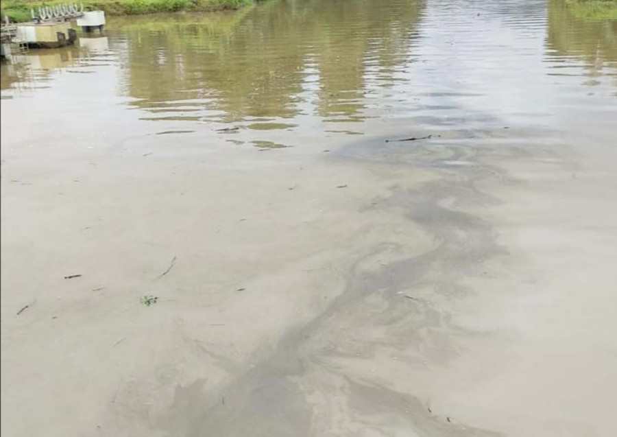 Jadi Sumber Air Baku PDAM, Anak Sungai Kayan Tercemar Oli