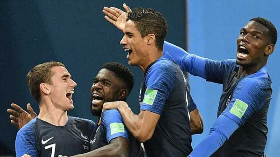 Selebrasi pemain Prancis setelah Samuel Umtiti (dua dari kiri) mencetak gol ke gawang Belgia di semifinal dinihari tadi.