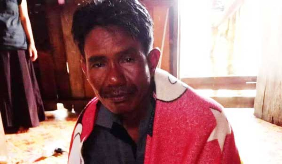 Samsuddin sesaat setelah sampai di rumah yang berada di RT 01 Kelurahan Selumit Pantai. Sebelumnya bapak 4 anak ini terombang ambing di laut selama semalam karena perahu ketinting yang dinaikinya diterjang badai.