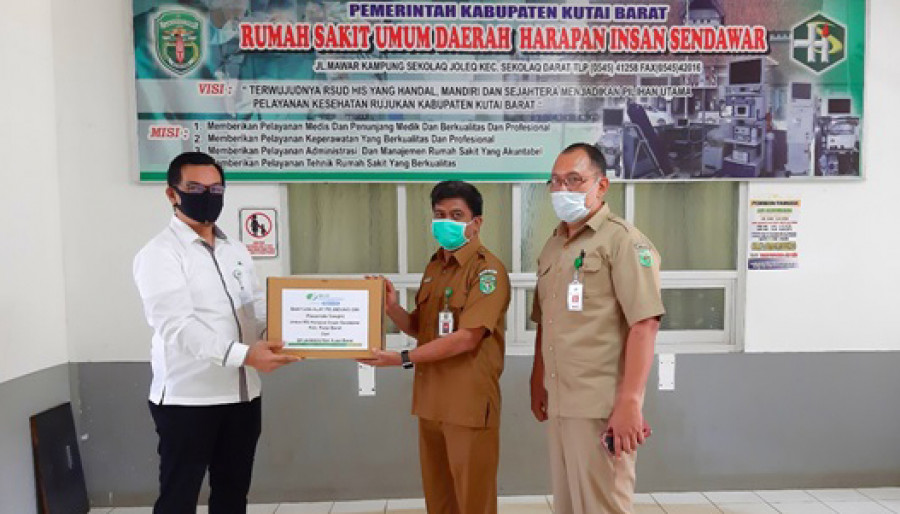 Kepala BPJS Ketenagakerjaan Kantor Cabang Perintis, Kutai Barat (Kubar), Muhammad Rifani (kiri) secara simbolis menyerahkan bantuan Alat Pelindung Diri (APD) yang diterima langsung Direktur Rumah Sakit Umum (RSU) Harapan Insan Sendawar, dr Akbar M.Si (ten
