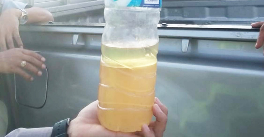BERCAMPUR AIR : Salah satu bukti bensin bercampur dengan air yang didapatkan di SPBU di Jalan Sengkawit, Tanjung Selor.