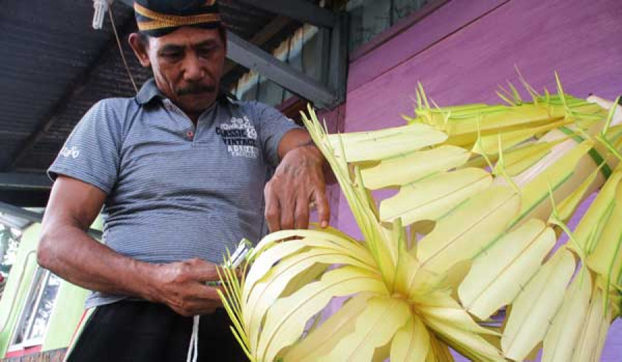Mengenal Kerajinan Penjor, Bisnis Musiman Yang Beromset Jutaan