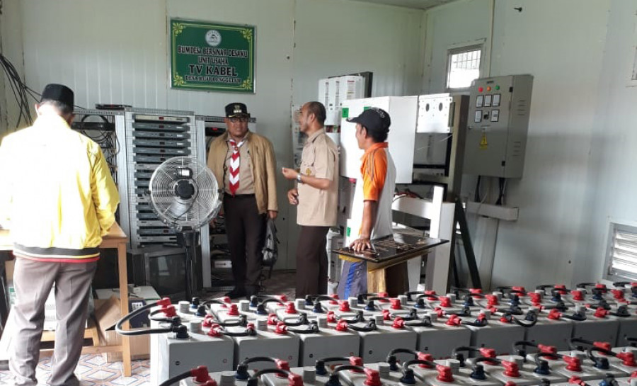 Camat Muara Wis saat meninjau listrik Komunal Muara Enggelam. ( Foto: Istimewa )