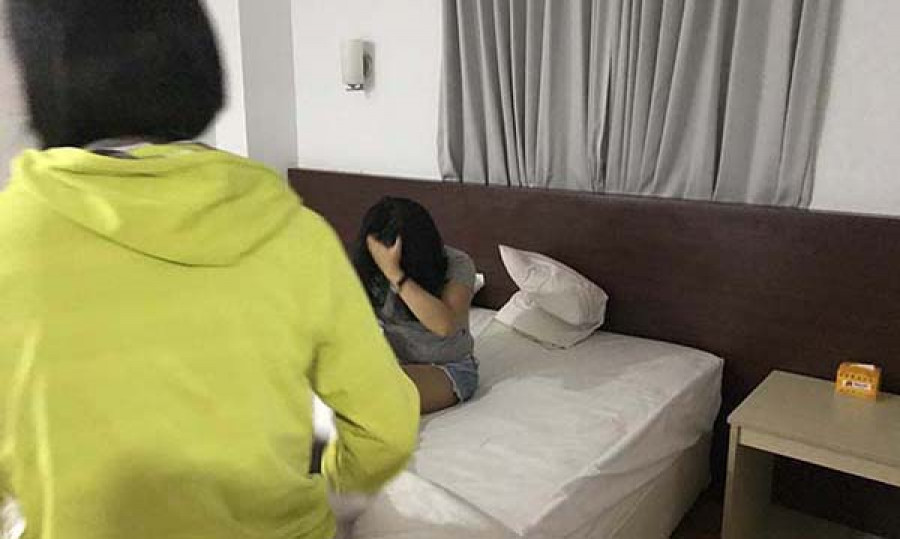 Wanita berinisial NDD (kanan), mahasiswi yang ‘dijual’ seharga Rp 1,75 juta. Dia diamankan polisi di salah satu hotel di Tarakan pekan lalu. (Foto: Istimewa)
