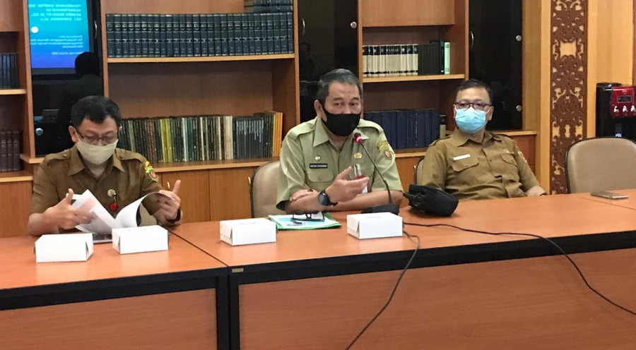 Sugeng Chairuddin (tengah) saat memimpin rapat pembongkaran pemukiman warga di bantaran SKM kemarin. (permata/korankaltim.com)