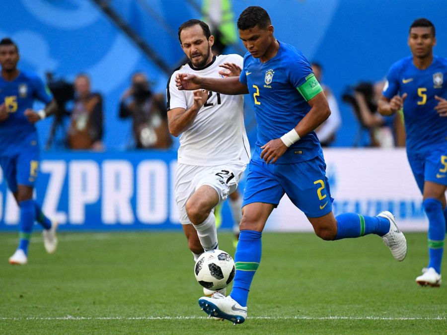 TUGAS BERAT: Palang pintu terakhir Brasil, THiago Silva, kapten tim yang harus bekerja keras menahan serangan Serbia di Kazan Arena nanti.