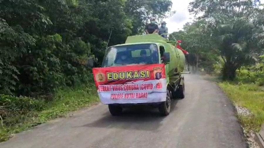 Penyemprotan Disinfektan di Kecamatan Siluq Ngurai Menggunakan Mobil Damkar