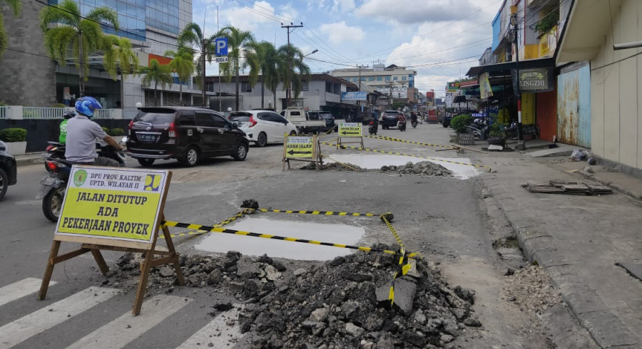 Lubang menganga di ruas Jalan Pulau Sebatik akhirnya diperbaiki oleh UPTD II PUPR Kaltim ( Foto: Permata S Rahayu / korankaltimcom)