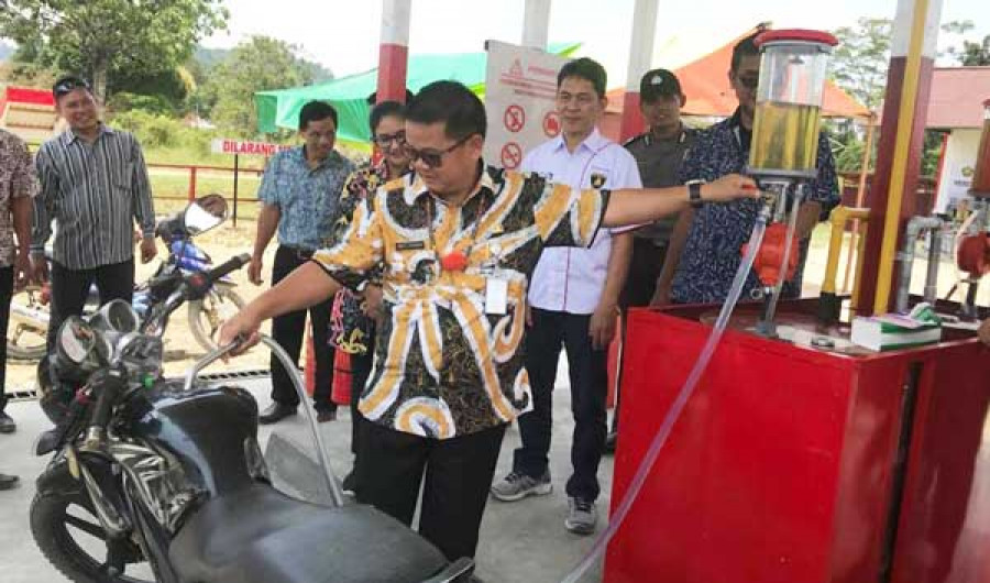 BEROPERASI : Asisten II Bidang Perekonomian dan Pembangunan Malinau Ernes Silvanus saat menguji Nozzel SPBU Kompak dengan mengisi ke kendaraan sepeda motor. ( koran kaltara )