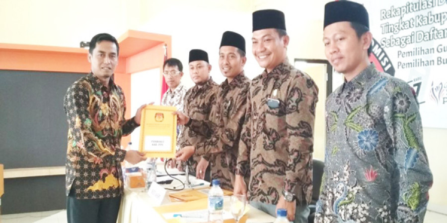SUDAH DIHITUNG: Komisioner KPU PPU (kanan) menyerahkan hasil penertapan DPT kepada masing-masing perwakilan Paslon Pilgub dan Pilbup maupun Panwaslu.