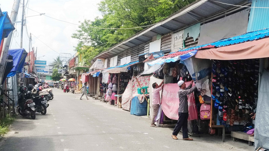 PERSEMPIT JALAN - Inilah tempat penampungan sementara untuk pedagang Pasar Klandasan yang menjadi korban kebakaran. Pasar tradisional ini belum bisa ditata karena terganjal status lahan. ( hendra / korankaltim)