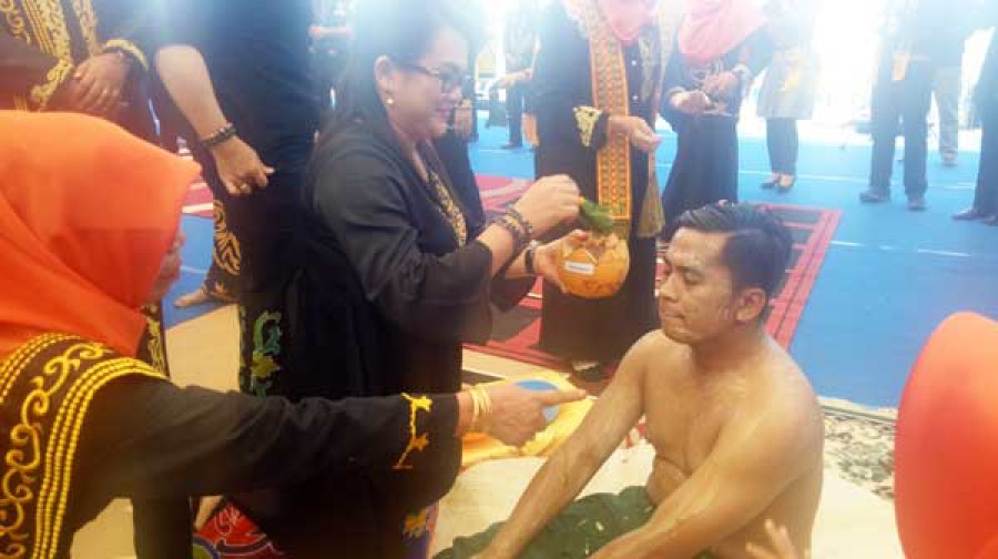 PROSESI : Salah satu proses adat tidung, yakni bepupur pengantin. ( SULAIMAN/Koran Kaltara )