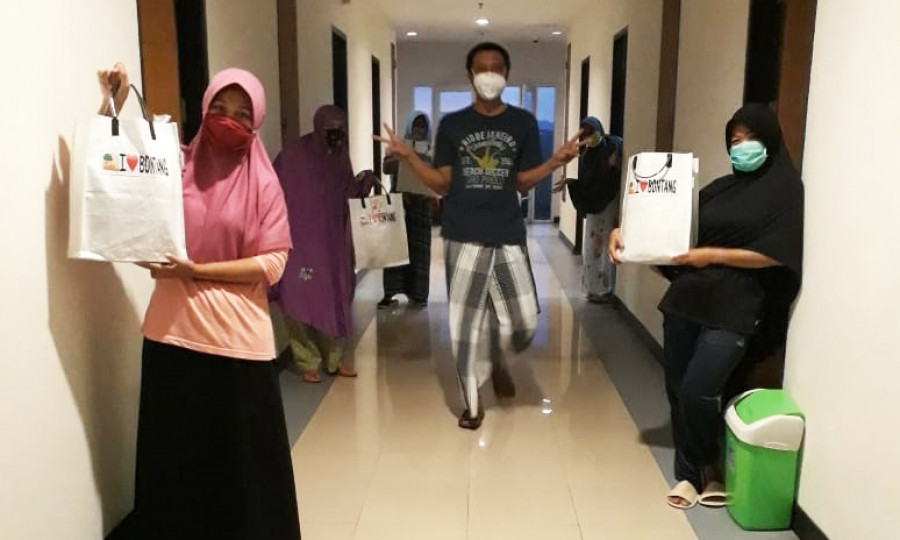 Para petugas medis yang menjalani karantina menerima paket bingkisan dari Walikota Neni Moerniaeni. ( Foto: Istimewa)