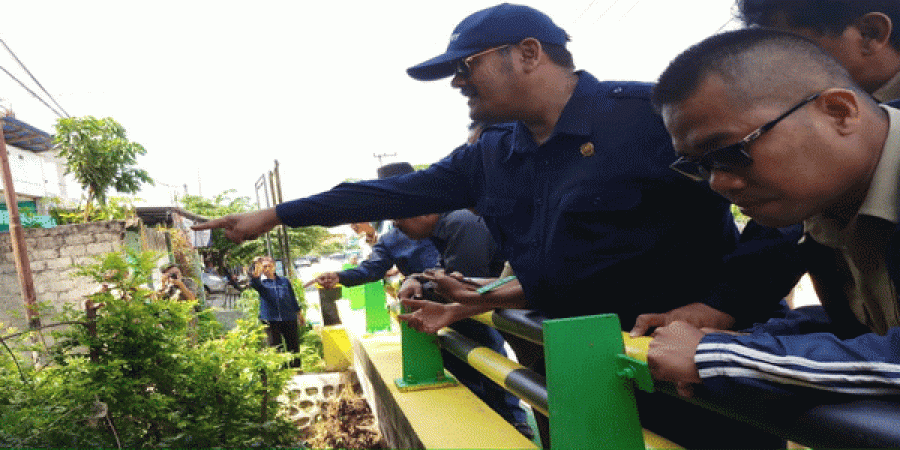 PANTAU LANGSUNG: Anggota DPRD Bontang bersama tim delegasi kelurahan Gunung Elai, saat berada di atas jembatan Kelurahan Gunung Elai. Foto: CHOLISOH/KORANKALTIM.COM