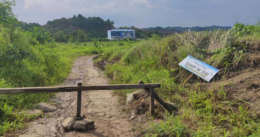 Palang kayu yang dipasang pemilik lahan beberapa waktu lalu sebagai wujud protes atas lambatnya ganti rugi lahan oleh Pemkot Samarinda. ( Foto: Permata S Rahayu/korankaltimcom)