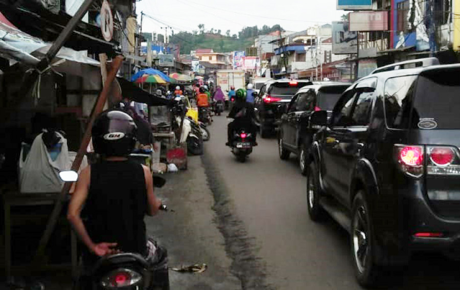 Macet panjang kerap terjadi di kawasan Pasar Sungai Dama, Jl Otto Iskandar Dinata. Hal ini salah satunya disebabkan aktivitas penjual sayur dan aneka takjil yang berjualan di pinggir jalan. ( Foto: Maruly/korankaltimcom)