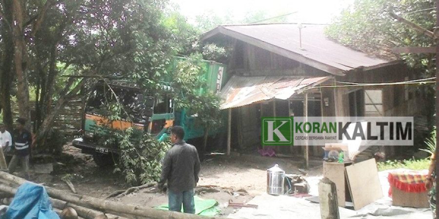 TRUK Fuso yang menyeruduk rumah warga, sampai Senin (12/2) siang kemarin, belum dievakuasi.(Foto: yud/kk )