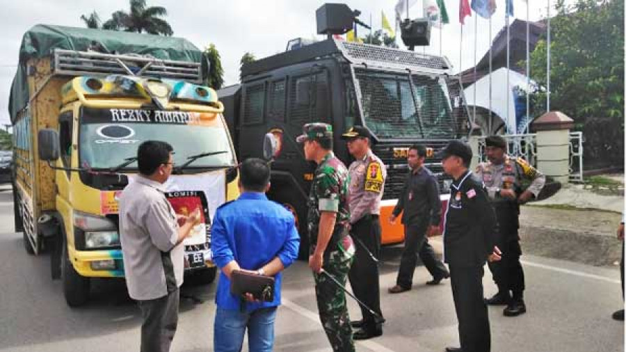 Ketua KPU Paser Eka Yusda Indrawan bersama Komandan Kodim 0904 Letkol. Arh. Ardian Patria Chandra dan Kapolres Paser AKBP. Roy Satya Putra sesaat sebelum melepas kendaraan pertama pengangkut logistik