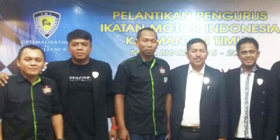 Ketua IMI Kaltim Redi (dua dari kanan) bersama sekretarisnya Simeon Palinggi (paling kanan) bersama pengurus IMI Korwil Tenggarong berfoto usai pelantikan. (Foto:ist)
