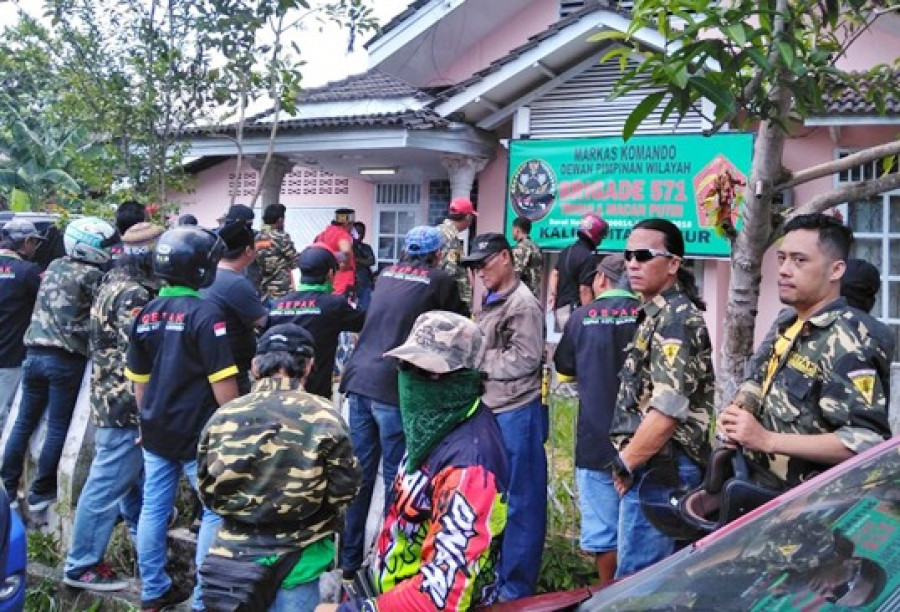 Massa Aliansi Ormas Daerah dan OKP Balikpapan saat mendatangi Abu Jibril di sebuah rumah tempatnya beristirahat. YUDI/KORANKALTIM.COM