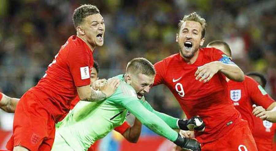 kiper Inggris Jordan Pickpord (tengah) jadi penentu sukses negaranya lolos ke 8 Besar