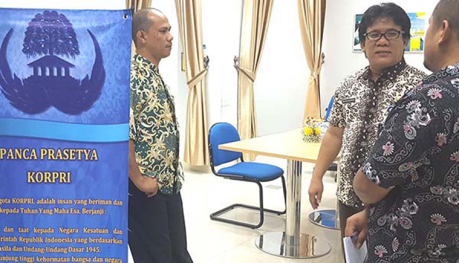 Plt Kepala BKD Kaltara Burhanudin (tengah) bersama staf di kantornya yang berada di lantai I Gedung Gabungan Dinas (Gadis) Pemprov Kaltara, Kamis (31/1/2019). (Foto: Fathu Rizqil Mufid/korankaltara.com)