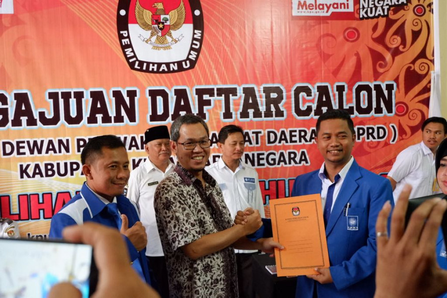 Ketua DPD PAN Kukar Supriyadi menyerahkan daftar caleg ke KPU setempat.