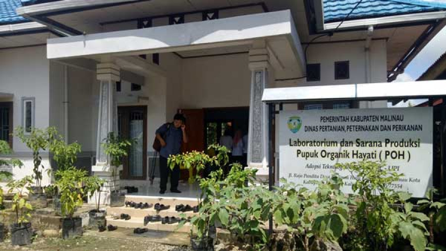 GEDUNG : UPTD Dinas Pertanian Laboratorium dan Sarana Produksi Pupuk Organik Hayati (POH) yang menyediakan beragam pupuk untuk jenis tanaman. ( Sulaiman/Koran Kaltara )