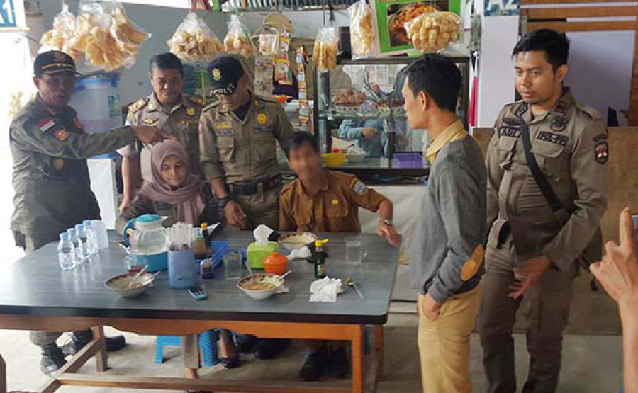 Tampak Satpol PP bersama tim saat melakukan pendataan terhadap oknum PNS yang kedapatan berada di warung makan saat jam kerja. (Foto: Fathu Rizqil Mufid/korankaltaracom)